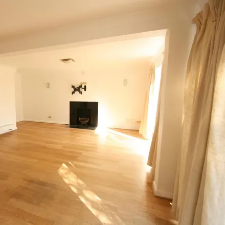 Image 9 - The Squirrels, London, HA5 3BD, United Kingdom - House for rent