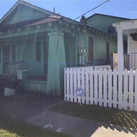 Image 2 - 8608 Spruce Street, New Orleans, LA 70118, USA - House for sale