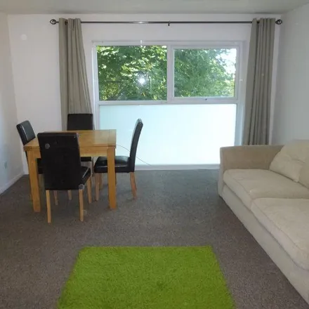 Rent this 2 bed apartment on The Avenue in Bath Road, London