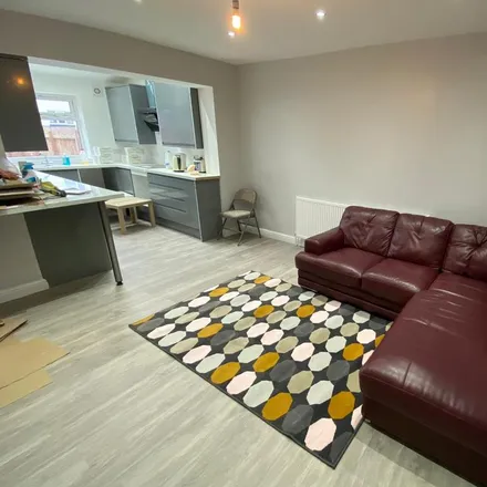 Rent this 6 bed duplex on 38 Newport View in Leeds, LS6 3BX