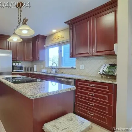 Image 3 - 3581 Wabeek Lake Drive West, Bloomfield Township, MI 48302, USA - Condo for sale