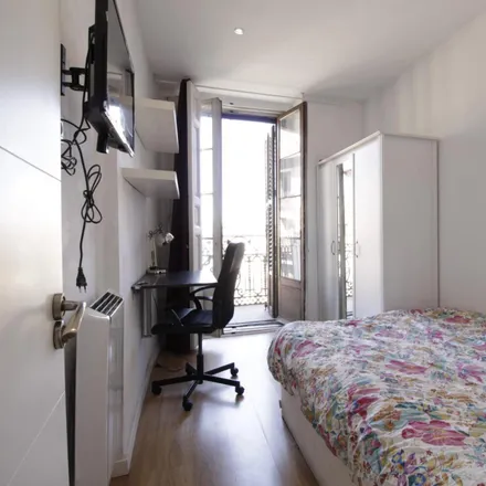 Rent this 6 bed room on Calle Mayor in 40, 28013 Madrid