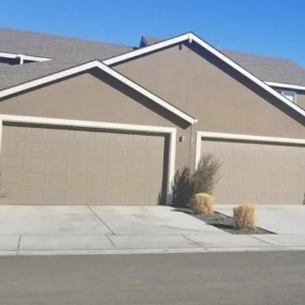 Rent this 33 bed condo on East 10th Place in Kennewick, WA 99337