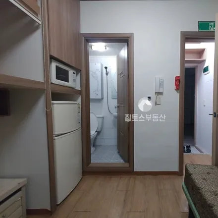 Rent this studio apartment on 서울특별시 동대문구 전농동 127-49
