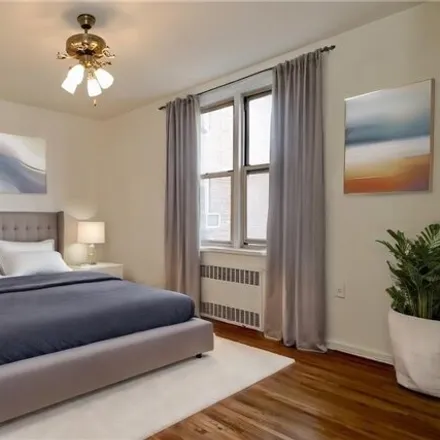 Image 9 - 2531 East 7th Street, New York, NY 11235, USA - Apartment for sale