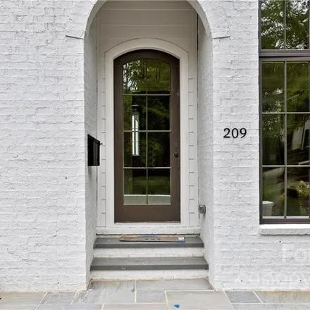 Image 2 - 209 South Dotger Avenue, Charlotte, NC 28207, USA - Townhouse for sale