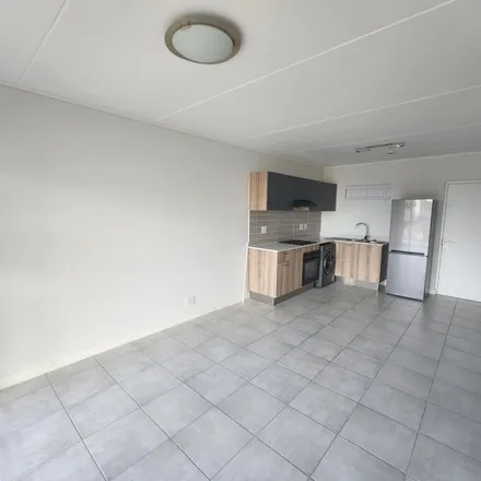 Image 2 - Shanghai Way, Cape Town Ward 100, Western Cape, 7150, South Africa - Apartment for rent