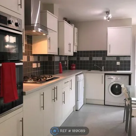 Rent this 6 bed townhouse on Stalbridge Avenue in Liverpool, L18 1HG