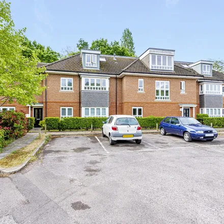 Rent this 2 bed apartment on Balmoral Drive cycle track in Frimley, GU16 9AR