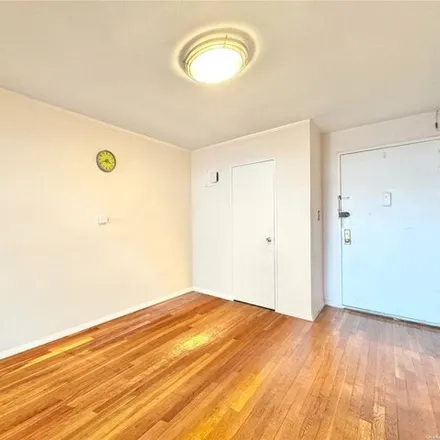 Image 2 - 92-30 56th Avenue, New York, NY 11373, USA - Apartment for sale