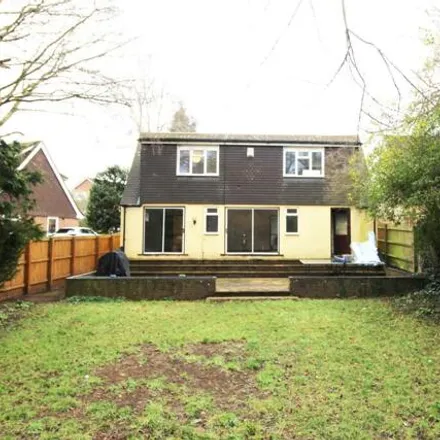 Rent this 6 bed house on sunlands in Micklands Road, Reading