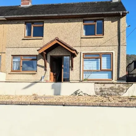 Rent this 4 bed duplex on unnamed road in Pwll, SA15 4AW