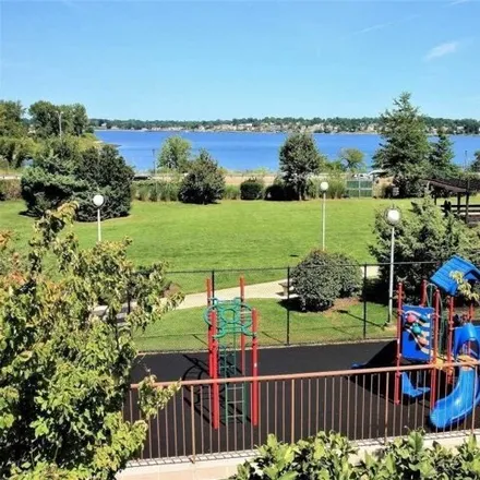 Image 9 - 15-48 Water's Edge Drive, New York, NY 11360, USA - Apartment for sale