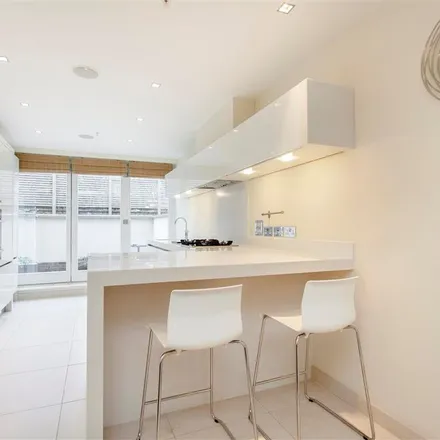 Rent this 3 bed townhouse on Willow Walk in Angel, London