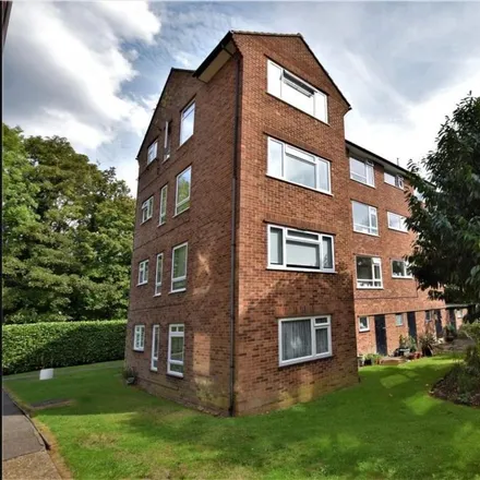 Rent this 3 bed apartment on Plantation Road in Chesham Bois, HP6 6JG
