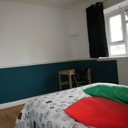 Image 2 - Roche House, Beccles Street, Bow Common, London, E14 8HD, United Kingdom - Room for rent