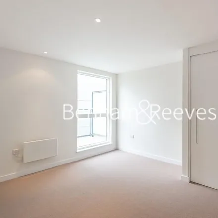 Image 3 - Pump House Crescent, London, TW8 0HL, United Kingdom - Apartment for rent