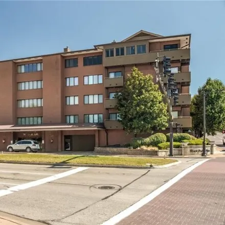 Buy this 3 bed condo on Shaw Park Place Condominiums in 250 South Brentwood Boulevard, Clayton