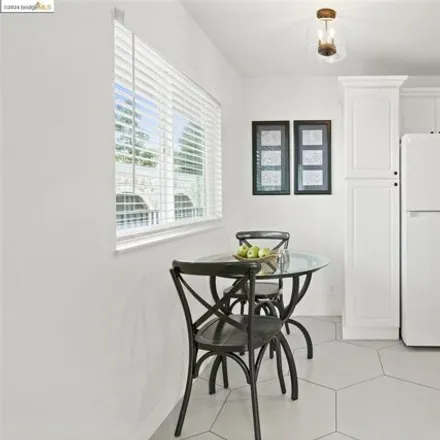 Image 8 - 8 Whitmore Place, Oakland, CA 94609, USA - House for sale