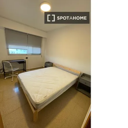 Rent this 3 bed room on Bar Soñar in Carrer de Rodríguez Cepeda, 46021 Valencia
