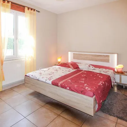 Rent this 3 bed house on Montélimar in Avenue du Teil, 26200 Montélimar