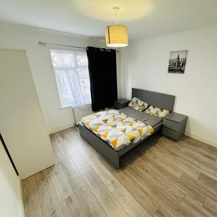 Image 3 - Ardwell Avenue, London, IG6 1AN, United Kingdom - Room for rent