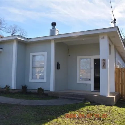 Rent this 4 bed house on 904 West 8th Street in Dallas, TX 75208