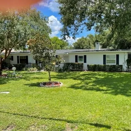 Buy this 4 bed house on 506 South 12th Street in Leesburg, FL 34748