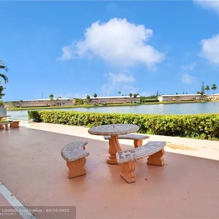 Buy this 1 bed condo on 900 Southwest 10th Terrace in Ro-Len Lake Gardens, Hallandale Beach