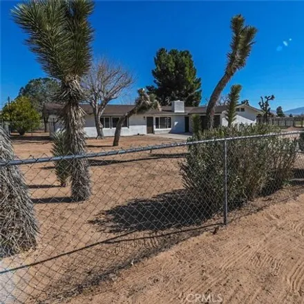 Image 2 - 22042 Elkalo Road, Apple Valley, CA 92307, USA - House for sale