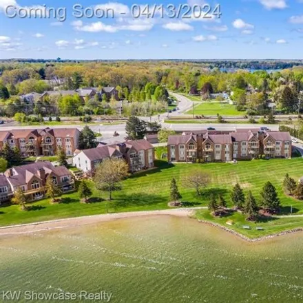 Image 3 - Adams Shore Drive, Waterford Charter Township, MI 48329, USA - Condo for sale