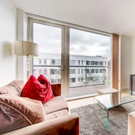 Rent this 3 bed apartment on 71G Drayton Park in London, N5 1AN