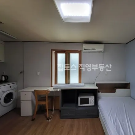 Rent this studio apartment on 서울특별시 서초구 양재동 358-13