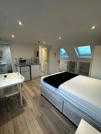 Rent this 1 bed room on Bradenham Road in London, UB4 8LP