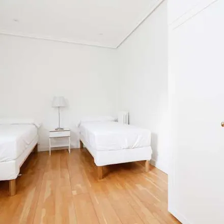 Rent this 3 bed apartment on Madrid in Restaurante La Gaditana, Calle de Lombia