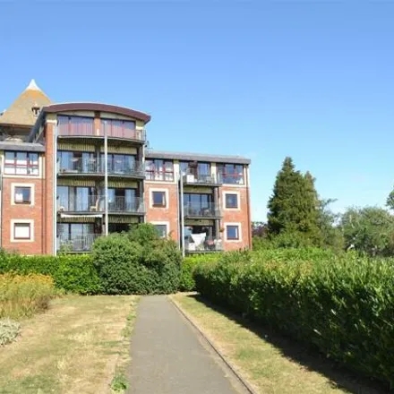 Buy this 2 bed house on West Hill Road in Luton, LU1 3RR