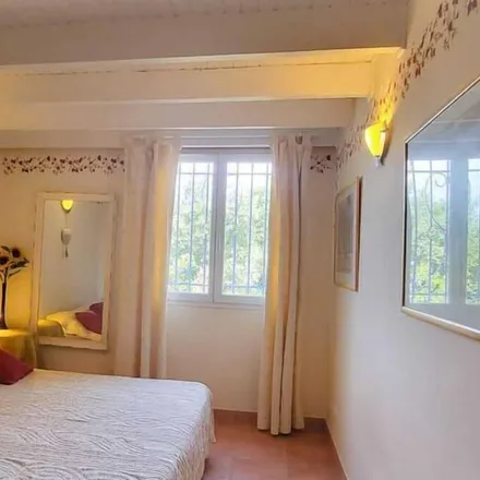 Rent this 5 bed house on Villes-sur-Auzon in Chemin de Malpertuis, 84570 Villes-sur-Auzon