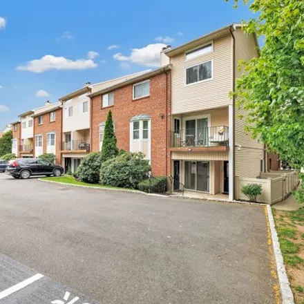Image 2 - 170 Forest Street, Northfield, Stamford, CT 06901, USA - Condo for sale