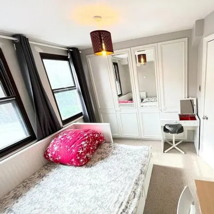 Image 2 - 66 Henfield Road, London, SW19 3HH, United Kingdom - Townhouse for rent