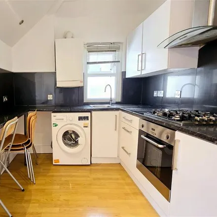 Image 2 - Westwell Road, London, SW16 5RT, United Kingdom - Apartment for rent