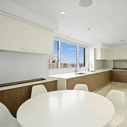Image 5 - St. Tropez, East 63rd Street, New York, NY 10021, USA - Condo for sale
