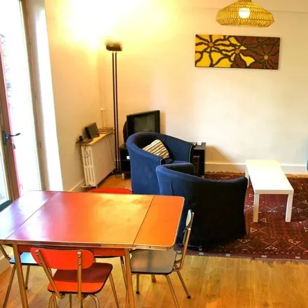 Rent this 2 bed house on Paris