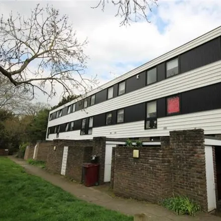 Rent this 2 bed room on 45 Oaklands in Reading, RG1 5RN