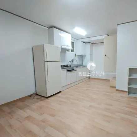 Rent this studio apartment on 서울특별시 송파구 석촌동 228-1
