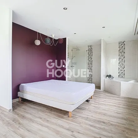 Rent this 6 bed apartment on 30 Rue Saint-Lazare in 60800 Crépy-en-Valois, France