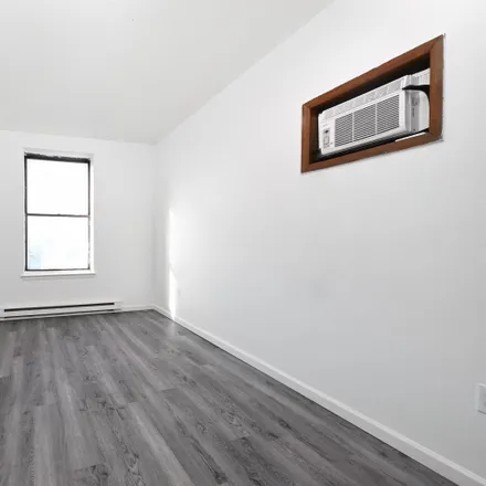 Image 5 - Central Avenue at South Street, Central Avenue, Jersey City, NJ 07307, USA - Townhouse for rent