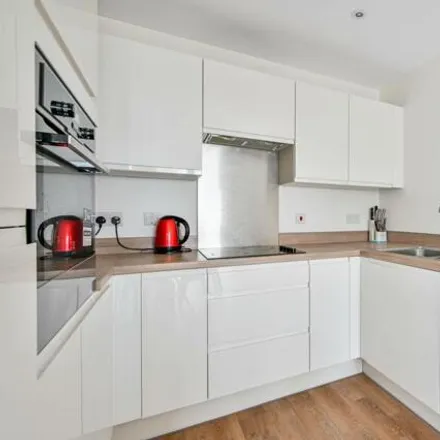 Image 3 - Austen House, Station View, Guildford, GU1 4AX, United Kingdom - Apartment for sale