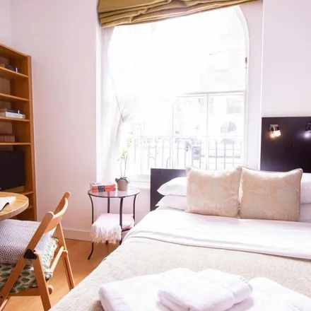 Rent this 1 bed apartment on 192 North Gower Street in London, NW1 2NR