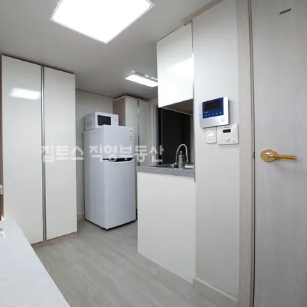 Rent this studio apartment on 서울특별시 관악구 봉천동 1573-22