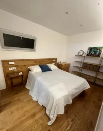 Rent this 2 bed room on Carrer de Balmes in 413, 08006 Barcelona